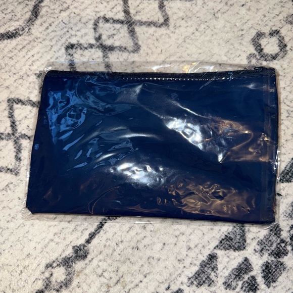 Vineyard Vines Navy Pouch with Pink Whale Logo, NWT - Picture 3 of 4